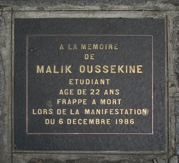 https://upload.wikimedia.org/wikipedia/commons/a/a7/Plaque_Malik_Oussekine.JPG